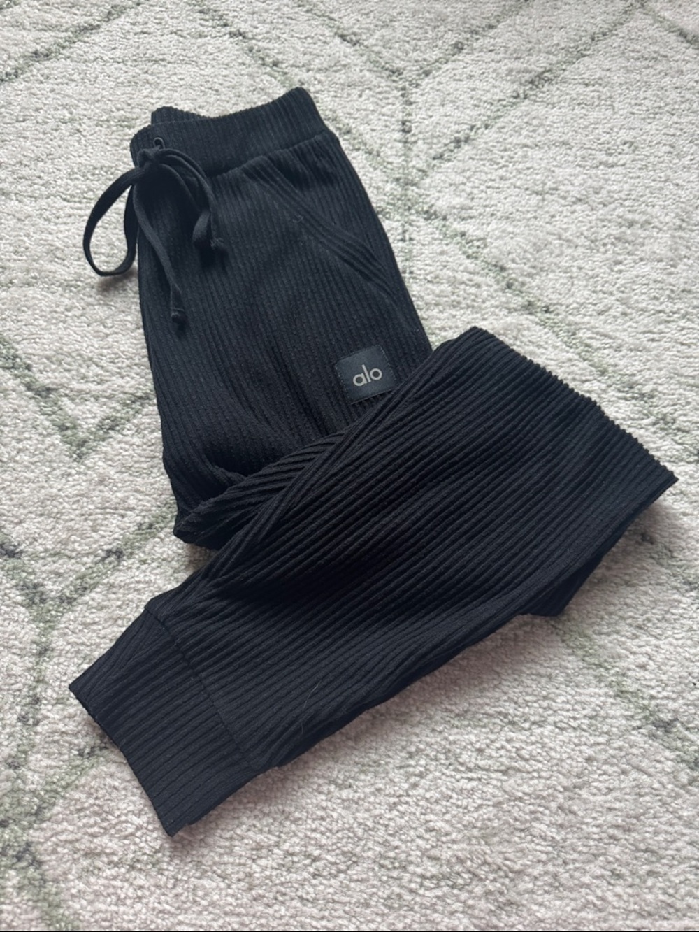 Alo Yoga - Muse Sweatpants in XS / Black - Picture 4 of 5